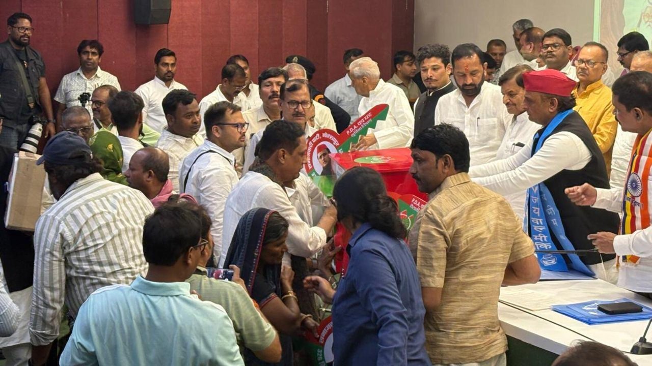 यूपी में चुनाव से पहले राजनीतिक हलचल, बीजेपी-बीएसपी के 10 नेताओं ने थामा समाजवादी पार्टी का हाथ