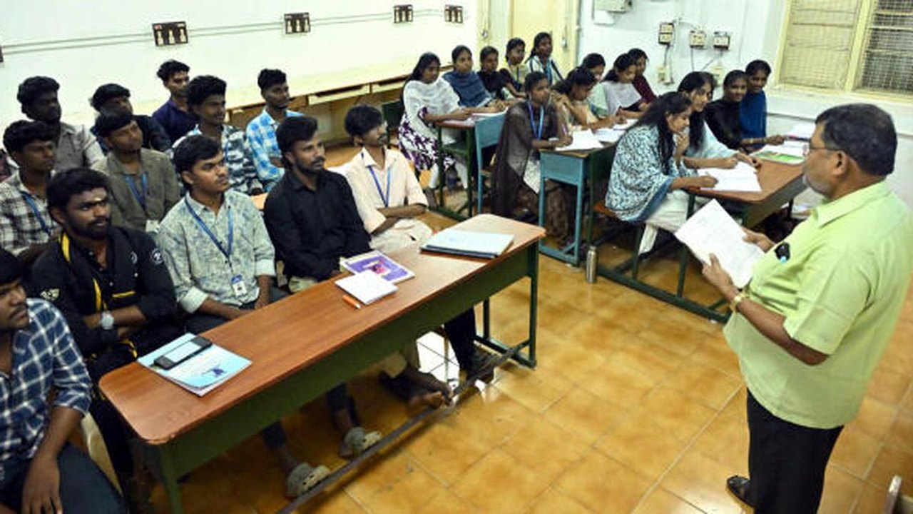 उच्च शिक्षा में छात्र-शिक्षक अनुपात और रिक्त पदों का विरोधाभास: AISHE रिपोर्ट के मायने