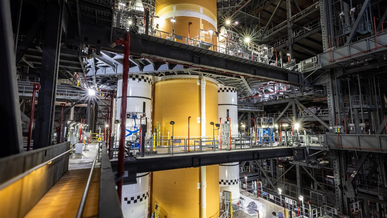 NASA ने आर्टेमिस III के लिए SLS कोर स्टेज को बूस्टर के साथ जोड़ा, मून मिशन की तैयारी तेज