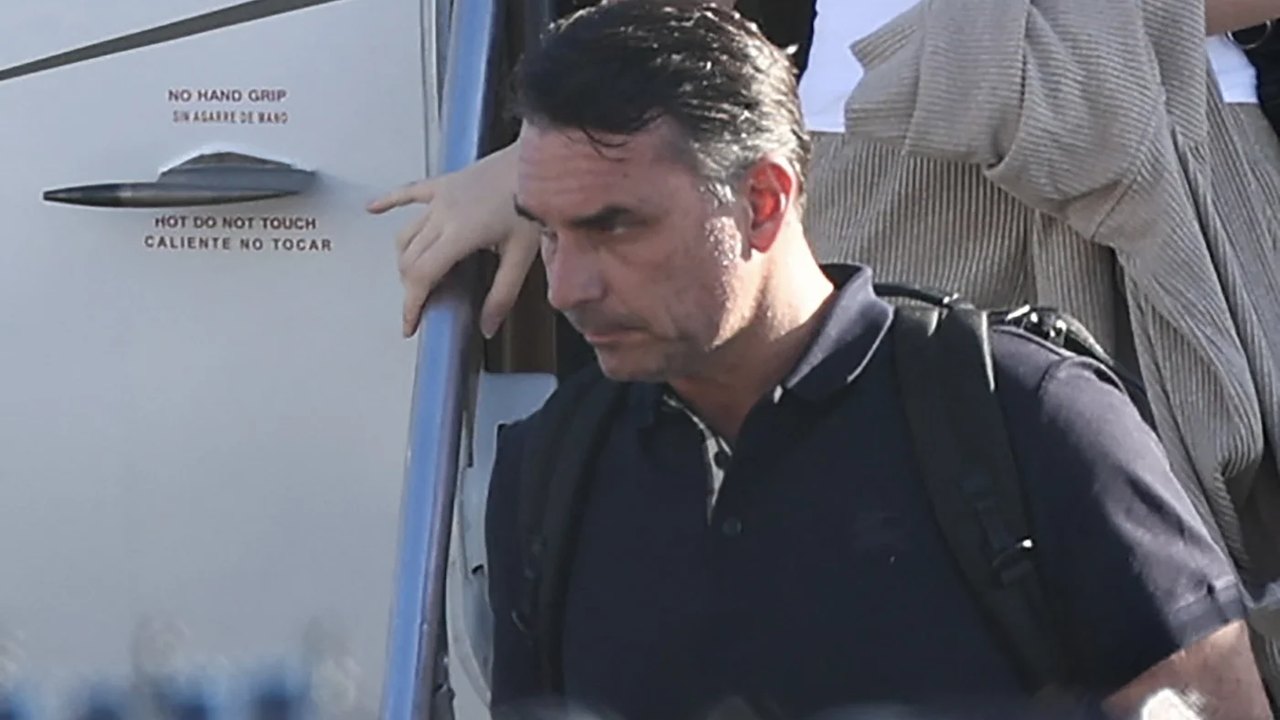 Flávio Bolsonaro Arrives in Florida After Leaving Brazil Amid Political Turmoil