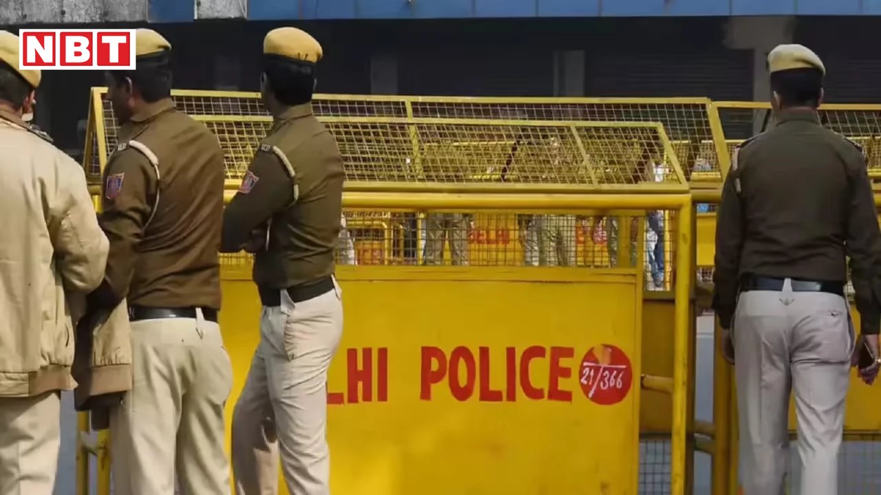 दिल्ली मेट्रो की एयरपोर्ट एक्सप्रेस लाइन पर मिले सरकार विरोधी पोस्टर, स्पेशल सेल कर रही है मामले की जांच