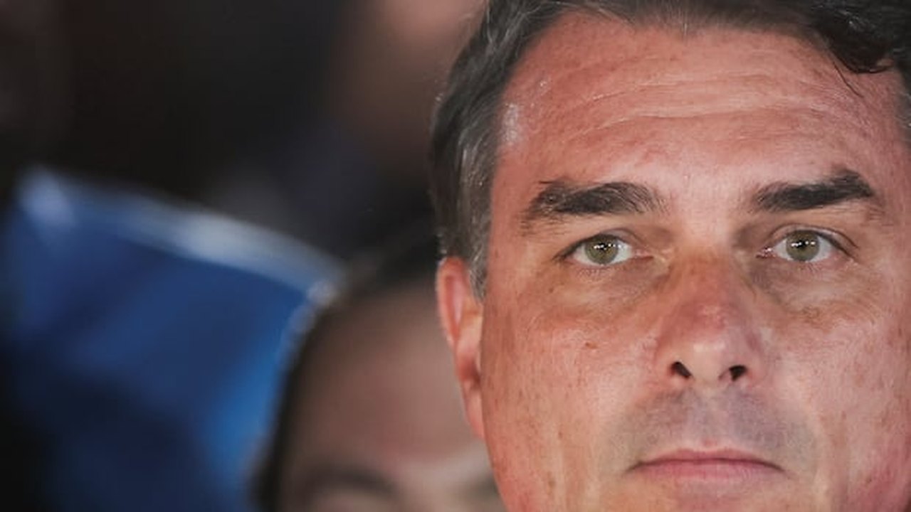 Brazilian Senator Flávio Bolsonaro Travels to U.S. Following Election Loss and Legal Scrutiny — article featured image