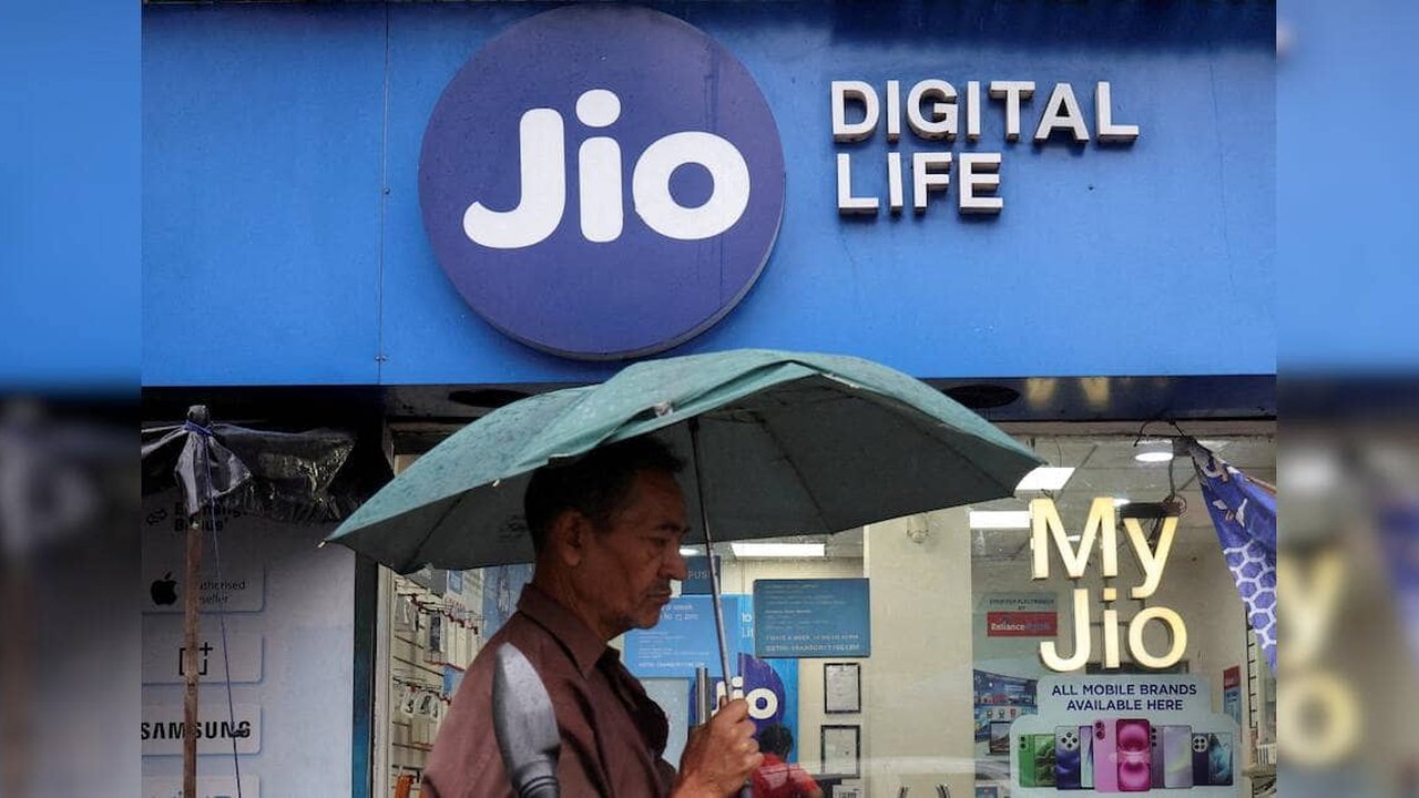 जियो प्लेटफ़ॉर्म्स ने रिकॉर्ड आईपीओ में 21% की बढ़त से दशक‑भर की गिरावट को तोड़ा