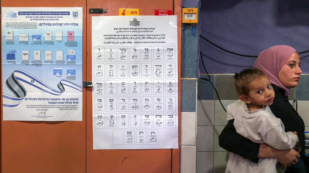 इजरायली चुनाव परिणाम अनिर्णय की स्थिति में: अरब-नेतृत्व वाली पार्टियों के साथ सहयोग पर गहराया राजनीतिक विवाद